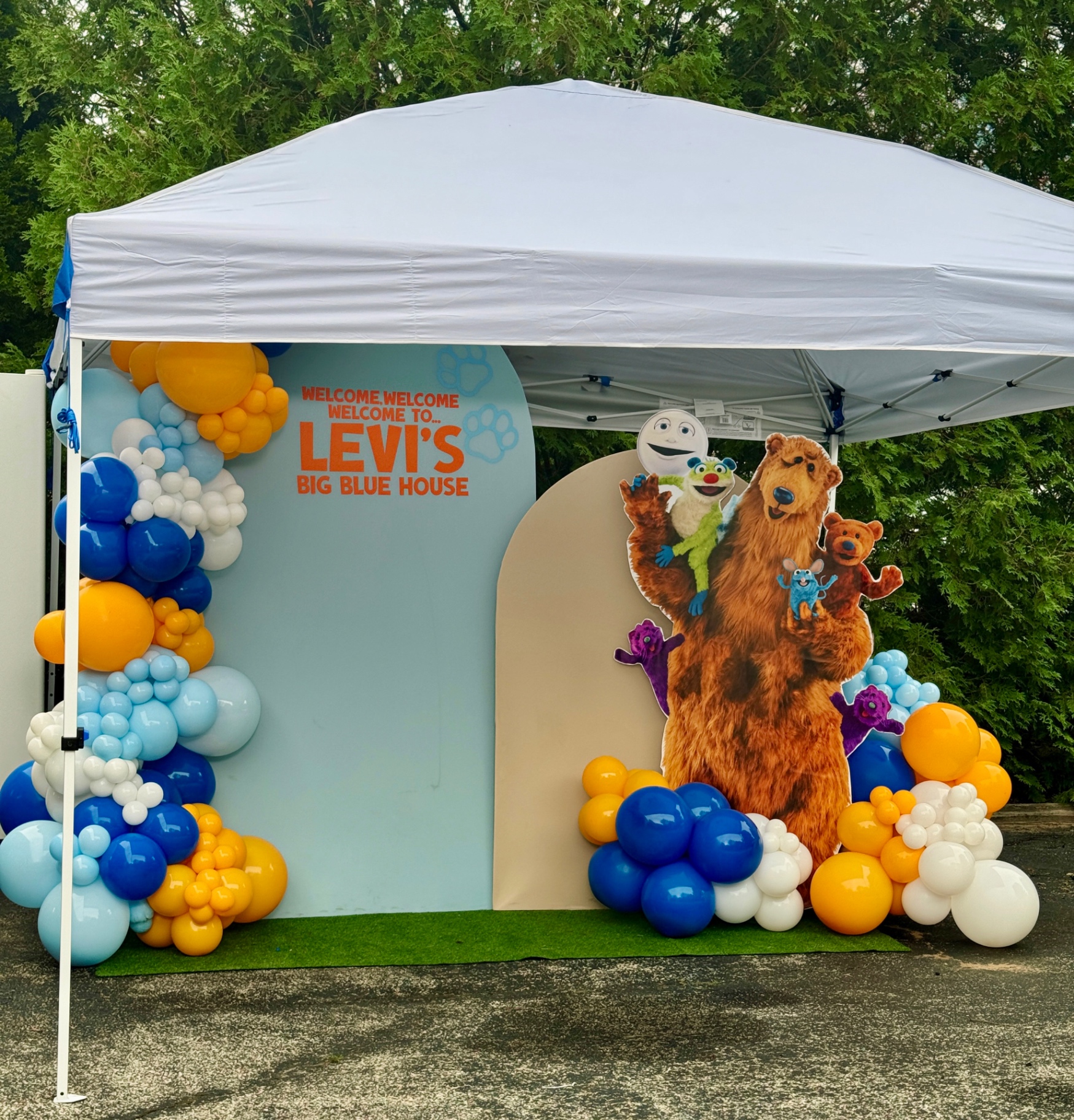 10x10 White Pop-Up Tent (for outdoor backdrops) example 2